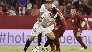 GRA243. SEVILLA. 10/08/2017.- El centrocampista argentino del Sevilla FC &Eacute;ver Banega (i) lucha el bal&oacute;n con Strootman, de La Roma, durante el IX Trofeo Antonio Puerta que se juega esta noche en el estadio Ram&oacute;n S&aacute;nchez-Piizju&aacute;n, en Sevilla. EFE/Ra&uacute;l Caro.