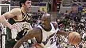 Michael Jordan, en una acción con el yugoslavo Vladimir Radmanovic.