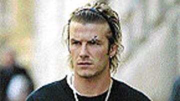 "<B>ESTOY LÍVIDO"</B>. Beckham reconocía en The Sun estar perplejo por lo sucedido. La estrella del Manchester United fue portada en los diarios británicos.
