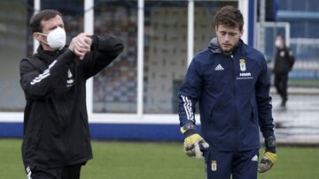 18/02/21 ENTRENAMIENTO REAL OVIEDO
ZIGANDA CONSULTA SU RELOJ JUNTO A FEMENIAS