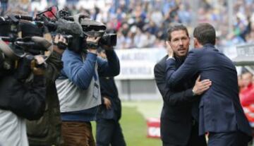 Los entrenadores del Atlético de Madrid, el argentino Diego Simeone y del Málaga, Javi Gracia, se saludan al inicio del partido de la trigésimo primera jornada de Liga