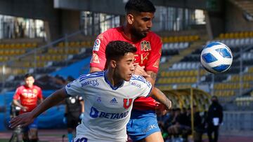 Futbol, Union Espanola vs Universidad de Chile.
Fecha 21, campeonato Nacional 2022.
El jugador de Universidad de Chile Jeisson Vargas, centro, disputa el balon contra Augusto Barrios de Union Espanola durante el partido de primera division disputado en el estadio Francisco Sanchez Rumoroso en Coquimbo, Chile.
07/08/2022
Sebastian Cisternas/Photosport
Football, Union Espanola vs Universidad de Chile.
21st turn, 2022 National Championship.
Universidad de Chile player Jeisson Vargas, center, battles for the ball against Augusto Barrios of Union Espanola during the first division match held at the Francisco Sanchez Rumoroso in Coquimbo, Chile.
07/08/2022
Sebastian Cisternas/Photosport