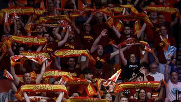 Aficionados de España animan a la selección durante el partido de semifinales del preolímpico que disputan las selecciones de España y Finlandia este sábado en Valencia.