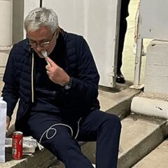 Mou cenó en las escaleras: "No puedo entrar al vestuario"