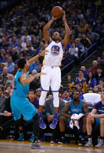 Andre Iguodala lanza ante Jeremy Lamb.