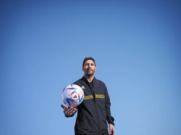 El jugador argentino, Leo Messi, con el bal¨®n Al Rihla.