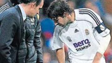 <b>ROTO. </b>Raúl le muestra al doctor Hernández dónde le duele.