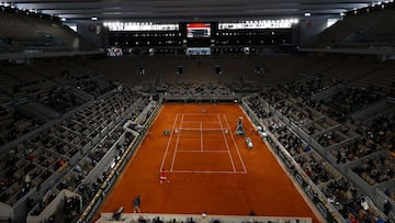 Imagen de la pista Philippe Chatrier durante la final de Roland Garros 2020 entre Novak Djokovic y Rafa Nadal.