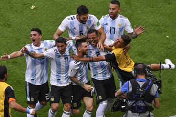 Los jugadores celebran el 1-2 de Mercado.