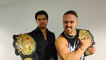 Berto (izq) y Ángel (der) posan con los campeonatos de Triple A.