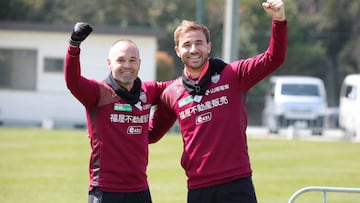 Iniesta y Samper, durante un entrenamiento de Vissel Kobe