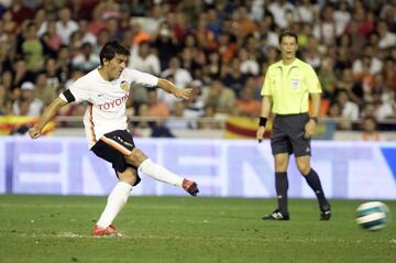 En la temporada 2006-2007 debuta en Champions ante el Salzburgo, pero no es hasta el partido de vuelta el 28 de agosto de 2006 en Mestalla cuando marca su primer gol en la competición haciendo el 2-0 de penalti. El Valencia remontaría (3-0) consiguiendo la clasificación para la fase de grupos.