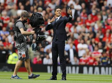 El defensa franc谷s ha sido presentado antes del encuentro que ha disputado su nuevo club (Manchester United) frente al Leeds United Football Club. La afici車n le recibi車 calurosamente.