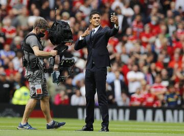 El defensa francés ha sido presentado antes del encuentro que ha disputado su nuevo club (Manchester United) frente al Leeds United Football Club. La afición le recibió calurosamente.