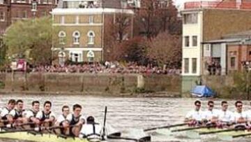 <b>EMOCIONANTE</b>. Los tripulantes de las dos embarcaciones, Oxford, de azul oscuro, a la izquierda, y Cambridge, de azul claro, a la derecha, protagonizan un espectacular duelo.