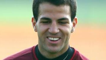 El capitán del Arsenal, Cesc Fábregas, aquejado de una lesión muscular, tiene "un cincuenta por ciento" de posibilidades de jugar el próximo sábado ante el Manchester United en un encuentro de la Premier League.