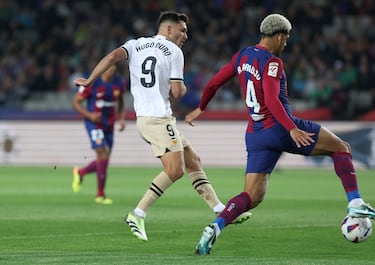1-1. Mal despeje de Marc-André ter Stegen al intentar elevar el balón por encima de Hugo Duro, la toca con el pecho y remata a puerta vacía.