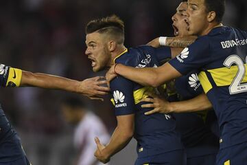 Boca Juniors' Uruguayan midfielder Nahitan Nandez (C) celebrates with teammates after scoring against River Plate during the Argentine derby match in the Superliga first division tournament at Monumental stadium in Buenos Aires, Argentina, on November 5,
