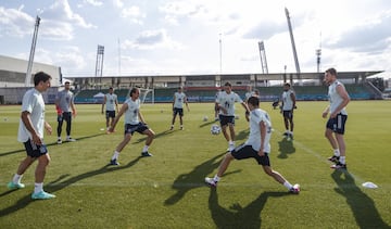 Fabián Ruiz y Eric Garcia en un rondo con el grupo de jugadores.