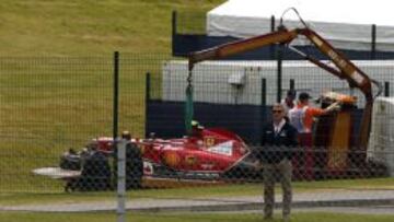 El coche de Raikkonen quedó destrozado tras el accidente.