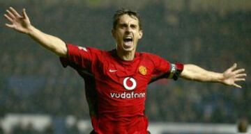 Gary Neville celebra un gol en 2003.