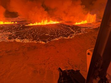 La lava del volcán sale por las grietas de la superficie.