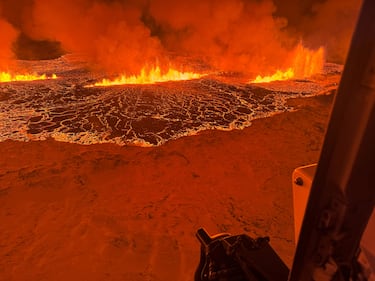 La lava del volcán sale por las grietas de la superficie.