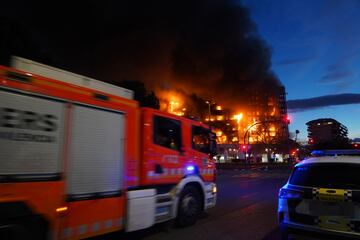 Un incendio de grandes dimensiones arrasa un edificio de 14 plantas generando una gran columna  de fuego y una densa humareda dificultano a los bomberos las labores de extición. En la imagen, un camión de bomberos se dirige al inmueble en llamas.