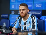 RS - FUTEBOL/APRESENTACAO GREMIO - ESPORTES - Vice-presidente de futebol Alexandre Rossato, ao lado do diretor de futebol, Guto Peixoto, apresenta o volante Gustavo Cuellar como novo reforço para a temporada 2025. FOTO: LUCAS UEBEL/GREMIO FBPA