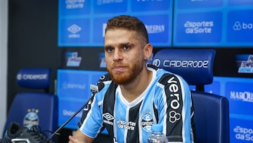 RS - FUTEBOL/APRESENTACAO GREMIO - ESPORTES - Vice-presidente de futebol Alexandre Rossato, ao lado do diretor de futebol, Guto Peixoto, apresenta o volante Gustavo Cuellar como novo reforço para a temporada 2025. FOTO: LUCAS UEBEL/GREMIO FBPA