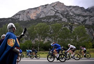 El pelotón durante la etapa16  de la 108 edición de la carrera ciclista del Tour de Francia, 169 km entre Pas De La Case y Saint-Gaudens