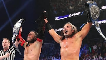 Jeff y Matt Hardy tras ganar los t&iacute;tulos por parejas de SmackDown.