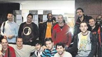 <b>RECIÉN LLEGADOS. </b>La Selección llegó ayer a última hora de la tarde a Alemania. Juan Carlos Pastor (izda.) confía en el grupo que le ha llevado al olimpo del balonmano.