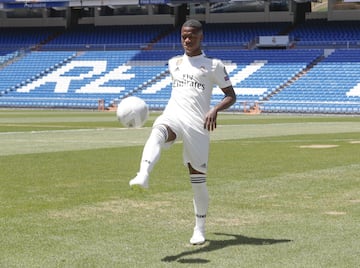 El jugador brasileño ha sido presentado en el estadio Santiago Bernabéu de la mano del presidente Florentino Pérez y acompañado de su familia.