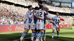 Los jugadores de la Real celebran uno de los goles al Madrid.