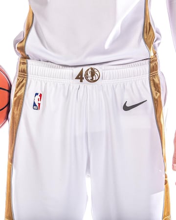 La franquicia de Texas ha presentado su equipación City Edition donde el blanc y el dorado son los colores protagonistas. La nueva equipación ha incendiado las redes por el gran parecido al uniforme del Real Madrid Baloncesto. 