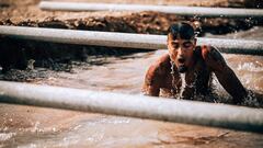 Participante en la Fuerteventura Bestial Race pasando por unos obst&aacute;culos en agua. 