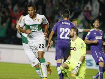 El delantero brasileño del Elche Jonathas de Jesús celebra su segundo gol, y segundo del equipo.