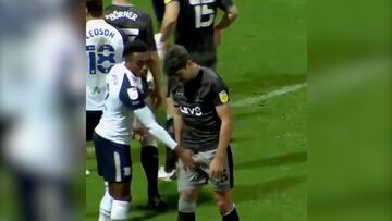 "Conducta obscena": el escandaloso tocamiento en pleno partido en Inglaterra