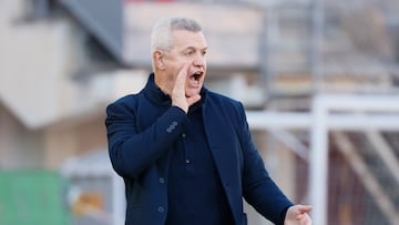 PALMA DE MALLORCA, 05/02/2023.- El entrenador del Real Mallorca Javier Aguirre durante el Partido de La Liga que juegan el Mallorca y el Real Madrid en el estadio de Son Moix.- EFE/CATI CLADERA
