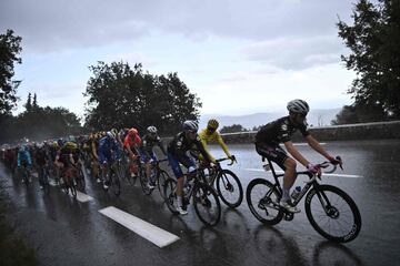 El pelotón bajo la tremenda lluvia caída durante la subida al Col du Pilon.