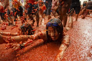 BUNOL, SPAIN - AUGUST 30: Revellers enjoy the atmosphere in tomato pulp while participating the annual Tomatina festival on August 30, 2017 in Bunol, Spain. An estimated 22,000 people threw 150 tons of ripe tomatoes in the world's biggest tomato fight held annually in this Spanish Mediterranean town. (Photo by Pablo Blazquez Dominguez/Getty Images)