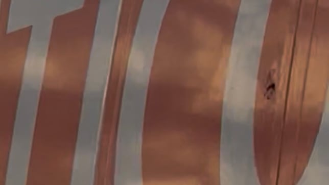 Rompen dos lunas del autobús del Atleti