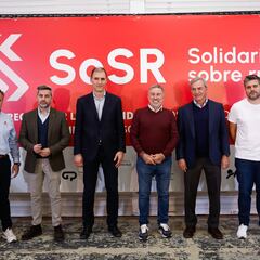 Carlos Sainz y Aspar hacen entrega de los primeros vehículos a los afectados por la DANA