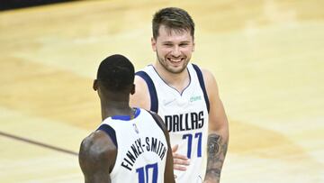 Luka Doncic, base de Dallas Mavericks, sonríe junto a su compañero Dorian Finney-Smith durante el partido de Cleveland ante los Cavaliers.