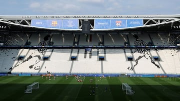 TURIN, ITALY - MAY 20: General view inside the stadium as Olympique Lyonnais players warm up at Juventus Stadium on May 20, 2022 in Turin, Italy. Olympique Lyonnais will face FC Barcelona in the UEFA Women&#039;s Champions League final on May 21, 2022. (P