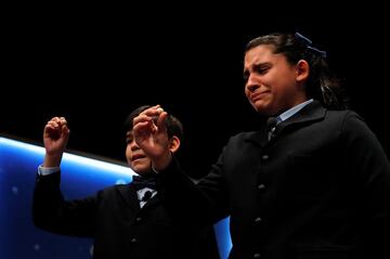 La niña Nerea Pareja que, junto a su compañero del colegio de San ildefonso Alfonso Dávalos (i), ha cantado el primero de los quintos premios.