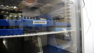 Imagen de una nevera en un laboratorio antidopaje.