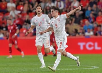 1-1. Gavi celebra el primer gol de la selección española.