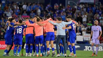 Los jugadores del Getafe celebran la permanencia sobre el césped del Coliseum al acabar el último partido contra el Barcelona.